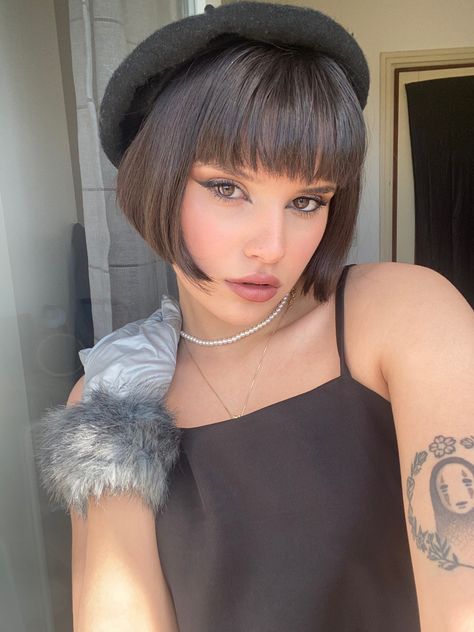 Old Money Short Hair, Parisian Lifestyle, Parisian Vibes, Parisian Life, Bob Haircuts, Berets, Short Hairstyles, Bobs Haircuts, Instagram Aesthetic