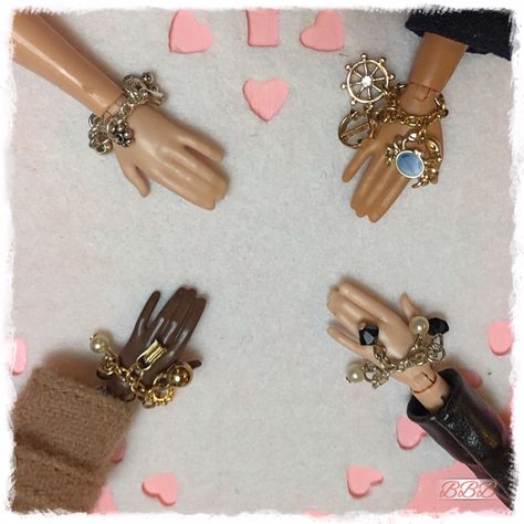 DIY: Doll Charm Bracelets – Brunbellebarbie Barbie Jewellery, Barbie Hair Styles, Salon And Boutique, Barbie House Furniture, Barbie Jewelry, Make Doll, Barbie Miniatures, Bangles Diy, Mini Jewelry