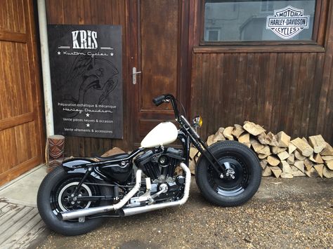 Harley Davidson Sportster 1200 Japan Style by Kris Kustom Cycles - France #rigid #sportster #japanstyle #springer #apehanger Sportster 1200 Custom Ideas, Sportster Springer, Harley Sportster 48, Virago Bobber, Motor Harley Davidson, Motorcycle Baby, Hd Sportster, Helmet Tattoo, Harley Davidson Sportster 883