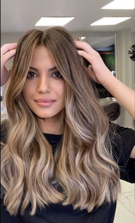 Light Caramel Hair With Highlights, Baylage Blonde Shadow Root, Hair Color Ideas Honey Blonde, Bayalage Vs Foilayage, Beige Bayalage Hair, Hair Color Design Ideas, Balayage Hair Beige, Blonde To Brown Transformation, Blonde For Brown Eyes