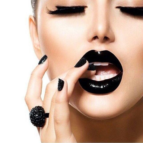 Beauty / makeup Winter Lipstick, Black Lipstick, Black Lips, James Hetfield, Foto Poses, Dark Lips, Lip Art, Beautiful Lips, Halle Berry