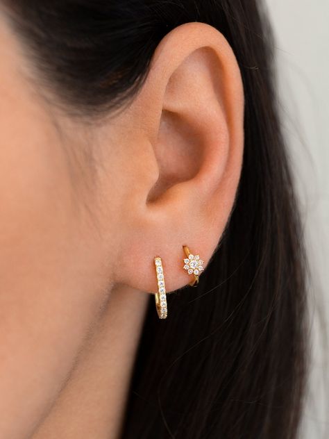 2 Ear Piercings, Gold Hoop Earrings Style, Ear Huggies, Second Hole Earrings, Flower Hoop Earrings, Dainty Gold Earrings, Piercing Cartilage, Dainty Hoop Earrings, Tiny Hoop Earrings