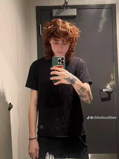 Curly Ftm Haircuts, Trans Boys Haircuts, Mullet Transmasc, Masc Haircuts Curly, Masculine Curly Haircut, Curly Masc Hair, Curly Mullet Haircut, Punk Curly Hair, Trans Boy Haircut