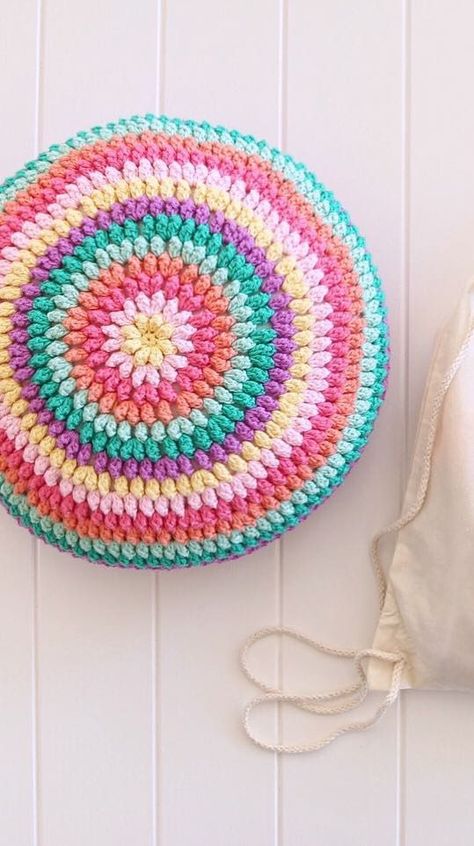 Spiral Crochet Pillow Pattern, Crochet Shaped Pillow, Crochet Round Cushion Cover, Free Crochet Flower Pillow Patterns, Free Crochet Cushion Cover Patterns, Crochet Round Pillow Pattern Free, Beginner Crochet Pillow, Crochet Circle Pillow, Crochet Round Pillow Pattern