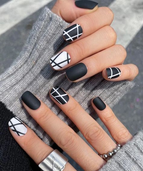 White And Black Matte Nails, Mate Nails Ideas Art Designs, Black And Gold Abstract Nails, Short Matte Nail Designs, Matt Nails Design, White Nail Designs Short, Black And White Short Nails, Cut Dog Nails, Black And White Nail