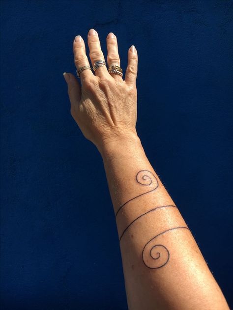 Spiral Arm Band Tattoo, Arm Spiral Tattoo, Spiral Arm Tattoo, Double Spiral Tattoo, Hippie Back Tattoo, Band Arm Tattoo, Spiral Tattoo Ideas, Hippy Tattoo, Tattoo Around Arm