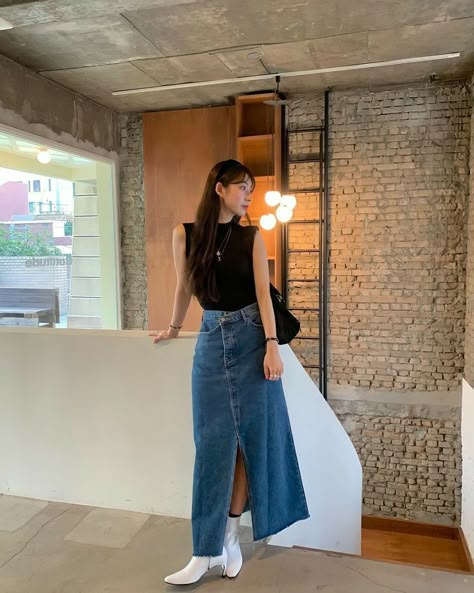 Denim Midi Skirt Outfit Korean, Midi Skirt Outfit Aesthetic, Denim Pencil Skirt Outfit, Korean Denim Skirt, Tita Outfit, Long Jean Skirt Outfits, Pencil Skirt Outfits Casual, Denim Midi Skirt Outfit, Long Denim Skirt Outfit