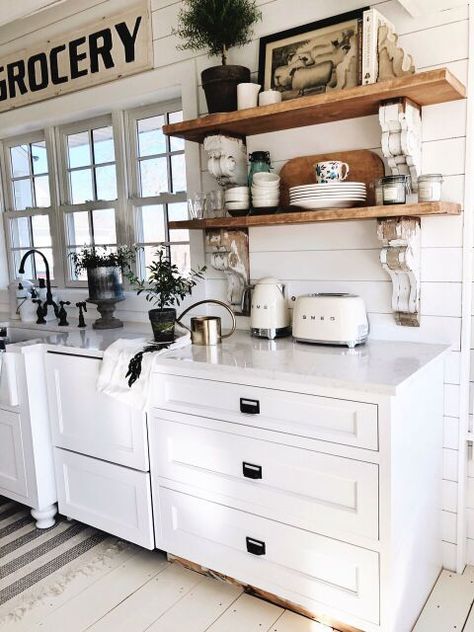 Style Kitchen Shelves, Shabby Chic Kitchen Cabinets, Dapur Moden, Cocina Shabby Chic, Liz Marie, Cottage Style Kitchen, Kabinet Dapur, White Kitchens, Farmhouse Kitchen Cabinets