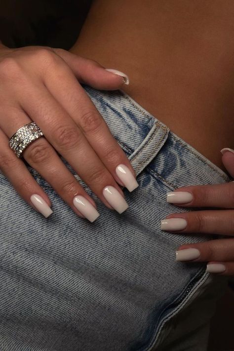 Kylie Jenner Short Nails, Nails Pics Ideas, Classy Acrylic Nails Kylie Jenner, Square Nails Neutral, Kylie Jenner Nails Acrylics, Engagement Nails Coffin, Clean Square Nails, White Classy Nails, Short Basic Nails