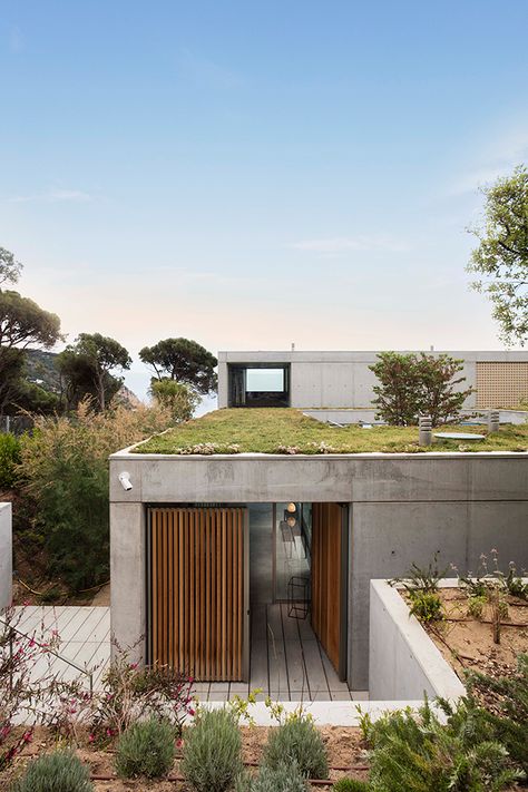 Casa brutalista en Begur por Garcés de Seta Bonet y We are Crude Brutalism Interior, Brutalist House, Brutalism Architecture, Spanish Design, Concrete House, Brutalist Architecture, Patio Interior, Concrete Structure, Costa Brava