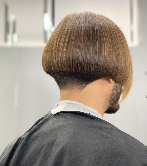 Men's bob haircuts 2024: 15 best ideas and trends - mens-talk.online Haircut For Long Neck, Bad Haircuts Men, Mushroom Haircut, Man Haircuts, Cute Bob Hairstyles, Bowl Haircuts, Haircut Images, Braids For Boys, Medium Layered Haircuts