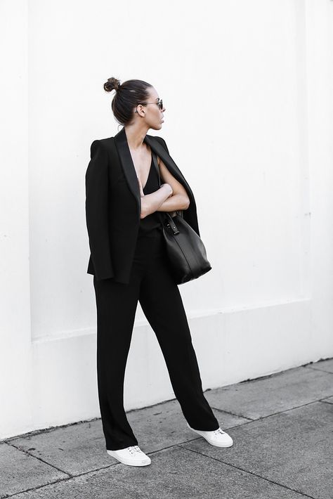 Black Suit And Sneakers Women, Suit And Sneakers Women, Bucket Bag Street Style, Sneakers To Work, Bag Street Style, Baddie Outfits For School, Karen Miller, Everyday Sneakers, Sport Luxe