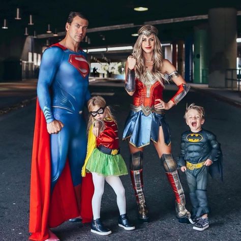 Family Costumes For 3, Matching Family Halloween Costumes, Family Halloween Costume Ideas, Family Themed Halloween Costumes, Fashion Costume Halloween, Family Halloween Costume, Superhero Family, Themed Halloween Costumes, Carnaval Costume