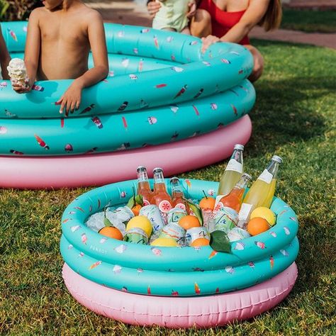 8 Things That Turn Your Inflatable Pool Into the Summer Sanctuary of Your Dreams Pool Party Drink Station, Cooler Party Ideas, Backyard Table, Pool Drinks, Insta Famous, Blow Up Pool, Summer Editorial, Spongebob Birthday Party, Drink Cooler