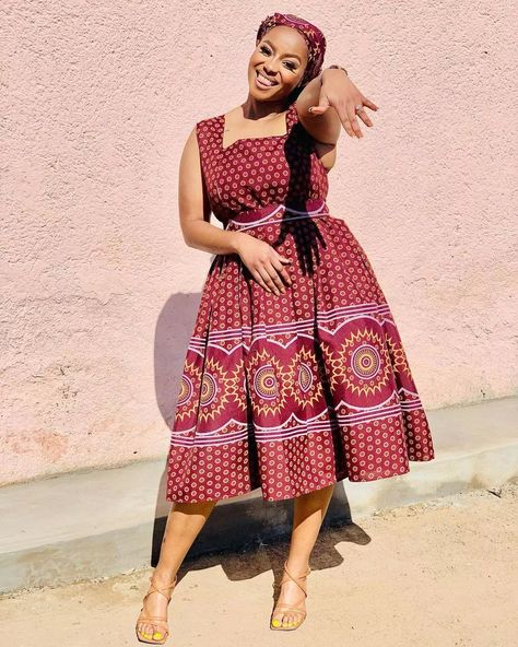 Simple Traditional Outfits, Makoti Dresses African Women, Traditional Shweshwe Dresses, Lobola Outfits, Sotho Traditional Dresses, Traditional African Wedding, Soiree Ideas, Shweshwe Fabric, South African Traditional Dresses