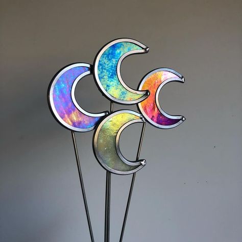 kel | camel city glass on Instagram: "A bouquet of crescent moon plant stakes 💐 All four of these are for individual sale on my site! I’m obsessed with the simplicity of a crescent moon made with iridescent glass. And these stakes measure pretty tall, so they are perfect for those deep pots! . Shop these and more at camelcityglass.com . #camelcityglass #ccg #stainedglass #suncatchers #stainedglassart #stainedglassartist #etsy #etsysellersofinstagram #makersgonnamake #winstonsalem #dtws #winston Moon Phase Stained Glass Pattern, Stained Glass Plant Stakes, Moon Plant, General Aesthetic, Diy Stained Glass Window, Moon Made, Plant Stakes, Hobby Ideas, Room Aesthetics