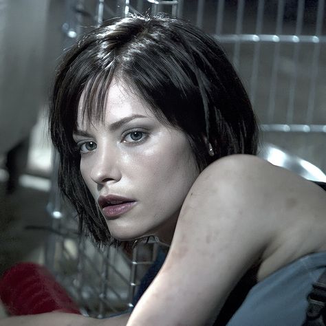 Sienna Guillory Resident Evil, Jill Valentine Movie, Jill Valentine Aesthetic, Jil Valentine, Jill Valentine Pfp, Sienna Guillory, Valentines Movies, Resident Evil Movie, Resident Evil Alice