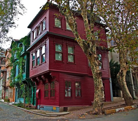 If you study abroad on CAPA International Education's Istanbul, you'll find all sorts of interesting architecture in the mosques and buildings along the streets and houses like these ones spotted in Kuzguncuk, Istanbul.