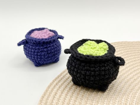 Witch’s Cauldron – SarahDee Crochet Crochet Cauldron Free Pattern, Crochet Cauldron, Knitted Halloween, Stuff Animals, Witches Cauldron, Bobble Stitch, Crochet Creations, Witches Brew, Halloween Crochet