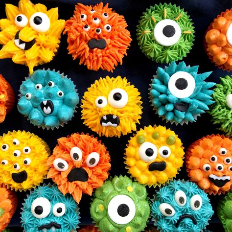 Monster Birthday Cookies, Monster Cupcakes Halloween, Monster Cupcake Ideas, Monster Muffins, Cupcake Monster, Comic Christmas, Halloween Cupcakes Decoration, Monster Cakes, Easy Halloween Snacks