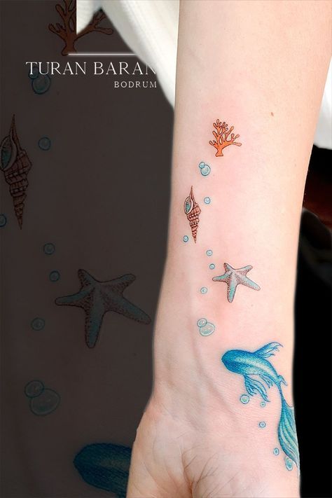 Sea Tiny Tattoo, Cute Sea Tattoos, Seashell Tattoo Color, Tattoo Minimal Color, Star Of The Sea Tattoo, Minimal Color Tattoo, Star Fish Tattoos, Shell Tattoos For Women, Sea Shell Tattoos