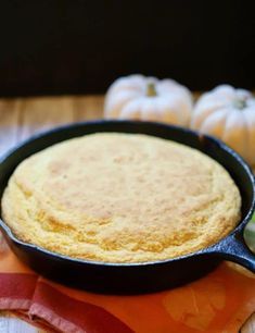 Traditional Southern Style Cornbread Recipe Easy Southern Cornbread, Iron Skillet Cornbread, Gluten Free Cornbread Recipe, Perfect Cornbread, Southern Cornbread Recipe, Easy Easter Dinner, Southern Style Cornbread, Easter Dinner Menus, Gluten Free Cornbread