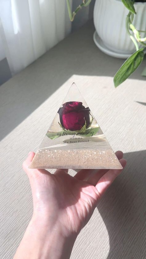 Sellable Resin Crafts, Flower Epoxy Resin, Resin Keepsake Ideas, Resin Cups Ideas, Rose Resin Art, Resin Memorial Ideas, Memorial Keepsake Ideas, Unique Resin Ideas, Christmas Resin Crafts