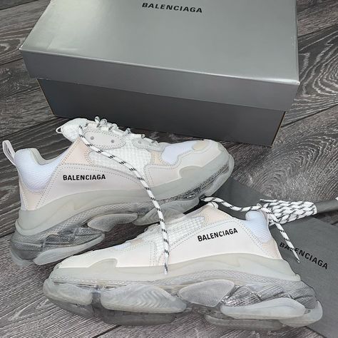 UNDIVIDED 🌎 on Instagram: “*NEW* BALENCIAGA TRIPLE S WHITE BUBBLE ⚪️⚪️ all sizes 40/6 to 46/12UK in stock 🔌 this colour is so fresh! shop now: MRUNDIVIDED.com 📲…” Balenciaga Sneakers Outfit, Balenciaga Triple S Clear Sole, White Balenciaga, Balenciaga Sneakers, Fresh Shoes, Hype Shoes, Balenciaga Shoes, Balenciaga Triple S, Sneakers Outfit