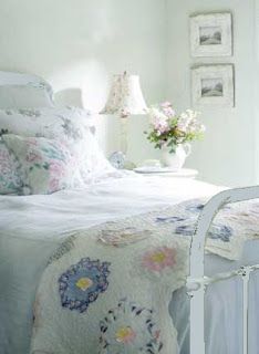 Cordelia's Cottage: In the cottage style . . . Twin Bed Cottage Bedrooms, Shabby Chic Quilts Cottage Style, Cottage Style Bedding, Cottage Style Bedrooms, Estilo Cottage, Pretty Bedrooms, Lovely Bedroom, Cottage Style Furniture, Shabby Chic Decorating