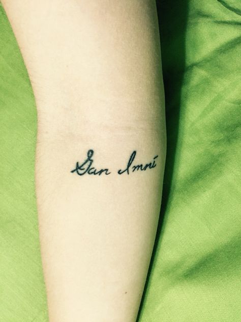 Gan Imní, one way of saying "to be without worry" in Irish. This is by far my favorite souvenir from my semester in Limerick. Fell in love with the idea of this phrase in Irish before I left home and had my Irish language professor double check it for me before getting it done ❤️ Irish Quotes Tattoos, Vintage Bird Tattoo, Traditional Back Tattoo, Irish Tattoo, Body Tattoo Design, Cherub Tattoo, Tattoo Salon, Hibiscus Tattoo, Irish Tattoos