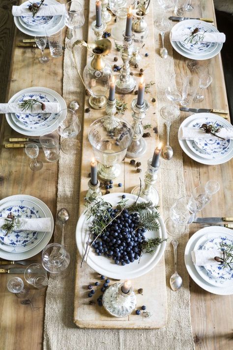 Tafel Decor, Table Setting Decor, God Mat, Pretty Tables, Christmas Table Settings, Royal Copenhagen, Dining Table Decor, Beautiful Table, Christmas Table