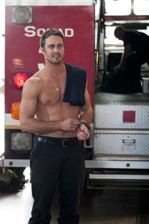 Well, well, well… Look at Lieutenant Severide! #ChicagoFire Taylor Kinney Shirtless, Daniel Sunjata, Fitness Before After, Taylor Kinney Chicago Fire, Jesse Spencer, Ryan Guzman, Taylor Kinney, Chicago Shows, Chicago Fire