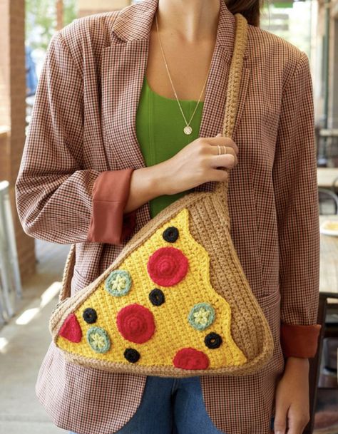 Crochet Pepperoni Pizza Purse (Free Pattern) Crochet Pizza, Amazing Crochet, Crochet Food, Double Crochet Stitch, Crochet Clothes Patterns, Purse Patterns, Crochet Hook Sizes, Crochet Purses, Pepperoni Pizza