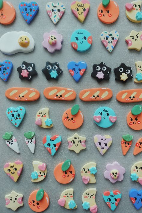 Colorful clay pins Cute Clay Pin Ideas, Clay Souvenir Ideas, Handmade Pins Clay, Polymer Clay Pins Ideas, Polymer Clay Charms Tutorial, Clay Pins Aesthetic, Clay Pins Diy, Clay Pin Ideas, Diy Jibbitz