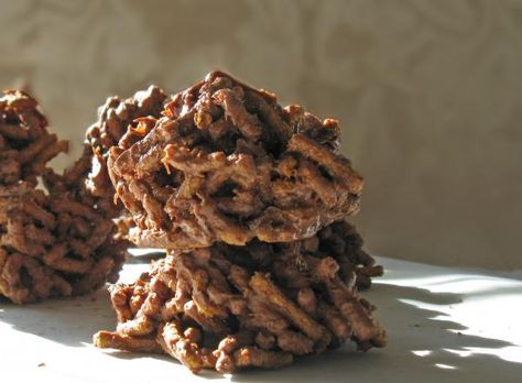 Fiber One Chocolate Haystacks from Food.com: Haven't tried this. Came from a Weight Watchers message board. Number of servings is a guess. Chocolate Haystacks Recipe, Weight Watcher Cookies, Chocolate Haystacks, Haystacks Recipe, Cereal Dessert, Fiber One, Desserts Snacks, Weight Watchers Recipes, Ww Desserts