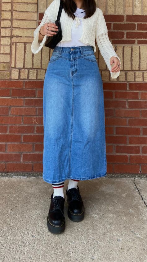 Short Jean Skirt Outfits Fall, Jean Skirt Outfit Ideas, Short Jean Skirt Outfits, Jean Skirt Outfits Fall, Librarian Core, Mission Fits, Outfit Denim Skirt, Denim Skirt Midi, Denim Midi Skirt Outfit