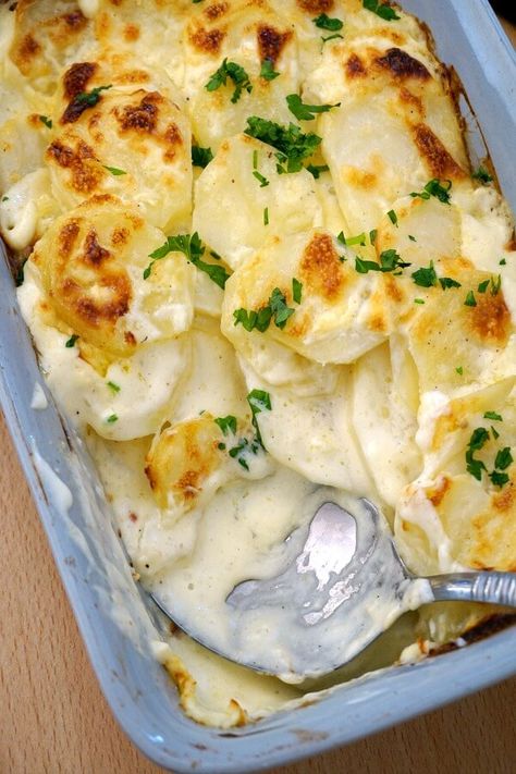 Cheesy Scalloped Potatoes Potatoes Side Dishes, Best Christmas Dinner Recipes, Easy Cheesy Scalloped Potatoes, Cheesy Scalloped Potatoes, Jul Mad, Fest Mad, Scalloped Potatoes Cheesy, Christmas Dinner Menu, Christmas Eve Dinner