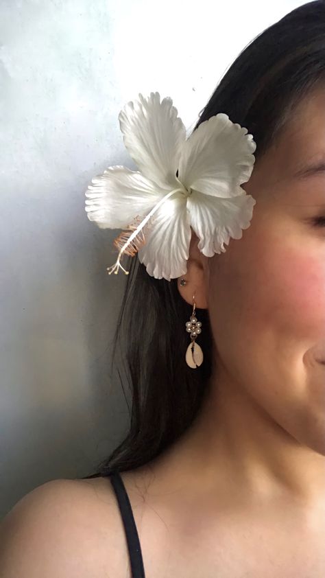 Flower Tucked Behind Ear Aesthetic, Flower In Ear Aesthetic, Flower Behind Ear Hair, Hibiscus In Hair, Tropical Flower In Hair, Hawaiian Flower In Hair, Hibiscus Flower In Hair, Hibiscus Accessories, Flower In Hair Aesthetic