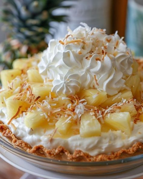 Can't believe I haven't tried this flavor combo until now! So good! Pina Colada Recipe Desert, Pina Colada Pie, Fruit Pie Recipes, Hawaiian Pie, Summer Pies, Summertime Desserts, Summer Pie Recipes, Cooktop Cove, Pineapple Dessert