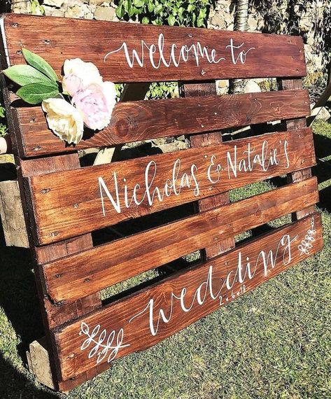 Pallet Wedding Decor, Repurposed Pallets, Pallet Wedding Signs, Pallets Projects, Pallet Wedding, Deco Champetre, Wedding Decoration Ideas, Pallet Decor, Recycled Pallets