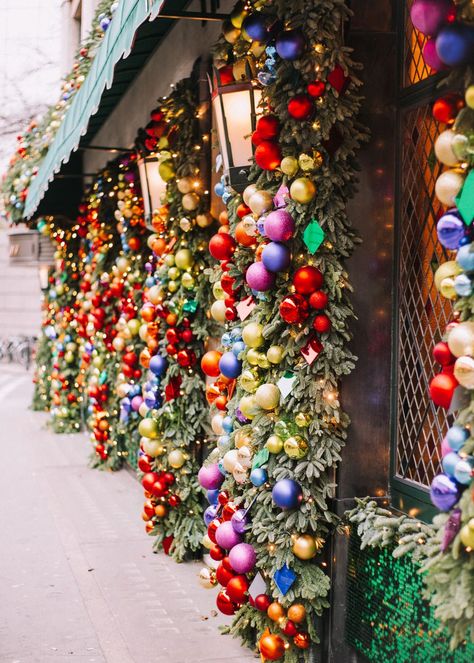 Porch Garland Ideas, Christmas Garland For Front Door, Front Porch Garland, Porch Garland, Outdoor Christmas Decorations Lights, Christmas Shop Window, Decorations Lights, Garland Ideas, Christmas Window Display