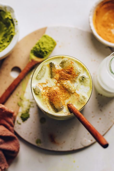 GOLDEN MATCHA Latte! Creamy, plant-based, and just 1 blender, 7 ingredients, & 10 minutes required! #minimalistbaker #recipe #plantbased #dairyfree #matcha #goldenmilk Minimalist Baker, Snack Bites, Matcha Recipe, Golden Milk, No Sugar Foods, How To Eat Paleo, Matcha Latte, Delicious Vegan Recipes, Clean Recipes