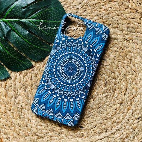 Ph Cover Design, Mobile Cover Painting Ideas Aesthetic, Mandala Art On Phone Cover, Mandala Phone Cover, Mandala Art Phone Case, Henna Phone Case, Homemade Mobile, Dream Catcher Drawing, Diy Resin Phone Case