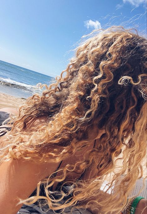 Hawaii Hairstyles, Blond Curly Hair, Girl At The Beach, Blonde Curly Hair, Inspo Pics, Curly Girl Hairstyles, Long Locks, French Polynesia, Beach Hair