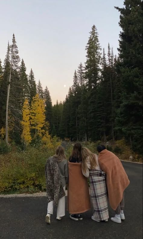 Friends On Adventures, Fall Photos To Take With Friends, Mountain Aesthetic Friends, Cute Camping Photos With Friends, Friend Fall Aesthetic, Granola Friends Aesthetic, Fall Mountain Pictures, Fall Photos Friends, Fall Instagram Pictures With Friends