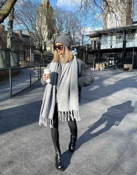 Grey Winter Outfit, Alexx Coll, Big Scarf Outfit, Winter Snow Outfits, Winter Outfit Aesthetic, Aesthetic Winter Outfits, Scarf Outfit Winter, Winter Fashion Cold, Snow Outfits