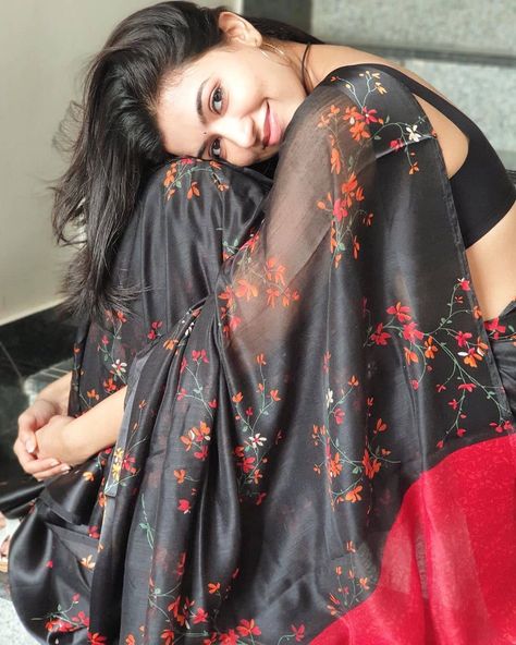 Saree Women on Instagram: “Follow more @sareewomen _ @sareewomen _ @sareewomen _ @sareewomen _ _ _ _ _ #sareewomen #saree #sari #backless #blouse#back #photography…” Anju Kurian, Saree Poses, Wedding Couple Poses Photography, Indian Photoshoot, Self Portrait Poses, Saree Photoshoot, Stylish Photo Pose, Saree Models, Fashion Photography Poses