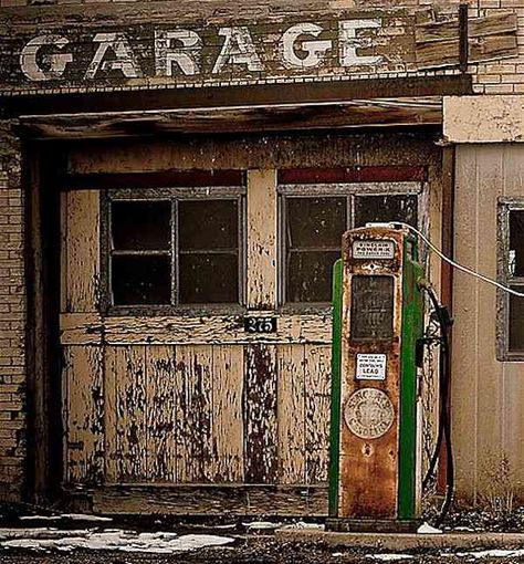 Old Gas Pumps, Vintage Gas Pumps, Pompe A Essence, Luxury Garage, Station Service, Old Garage, Old Gas Stations, Gas Pump, Filling Station