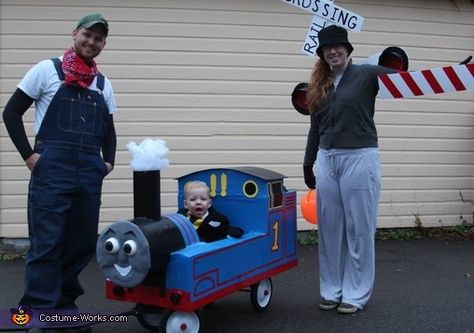 This homemade costume for families entered our 2013 Halloween Costume Contest. Wheelchair Cosplay, Thomas The Train Costume, Thomas Costume, Geek Outfit, Train Costume, Wheelchair Costumes, Thomas Birthday Parties, Halloween Train, Thomas The Train Birthday Party