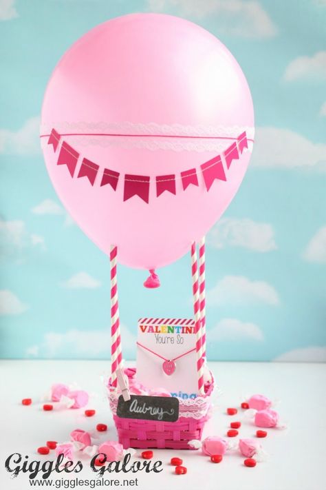 Sweet hot air balloon valentine box gg Hot Air Balloon Valentine, Balloon Valentine, Girls Valentines Boxes, Valentine Boxes For School, Diy Valentines Box, Kids Valentine Boxes, Diy Hot Air Balloons, Saint Valentin Diy, Valentines Bricolage